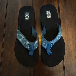 Teva Women’s Mush Flip Flop Wedges Black with Blue Floral Straps Size 7